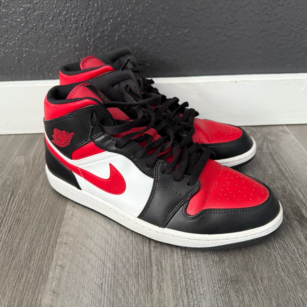 Nike Men's Black, Red, and White Sneakers